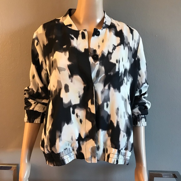 Black and white buttoned up jacket - Picture 4 of 8